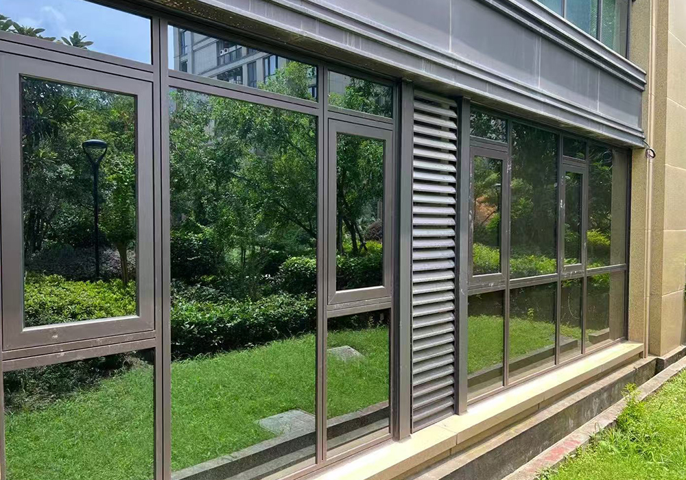 低楼层采用镀膜玻璃提高隐私性